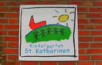 Kinderbild einer Kirche mit Strichmännchen und grüner Wiese